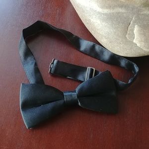 Matte satin bow tie